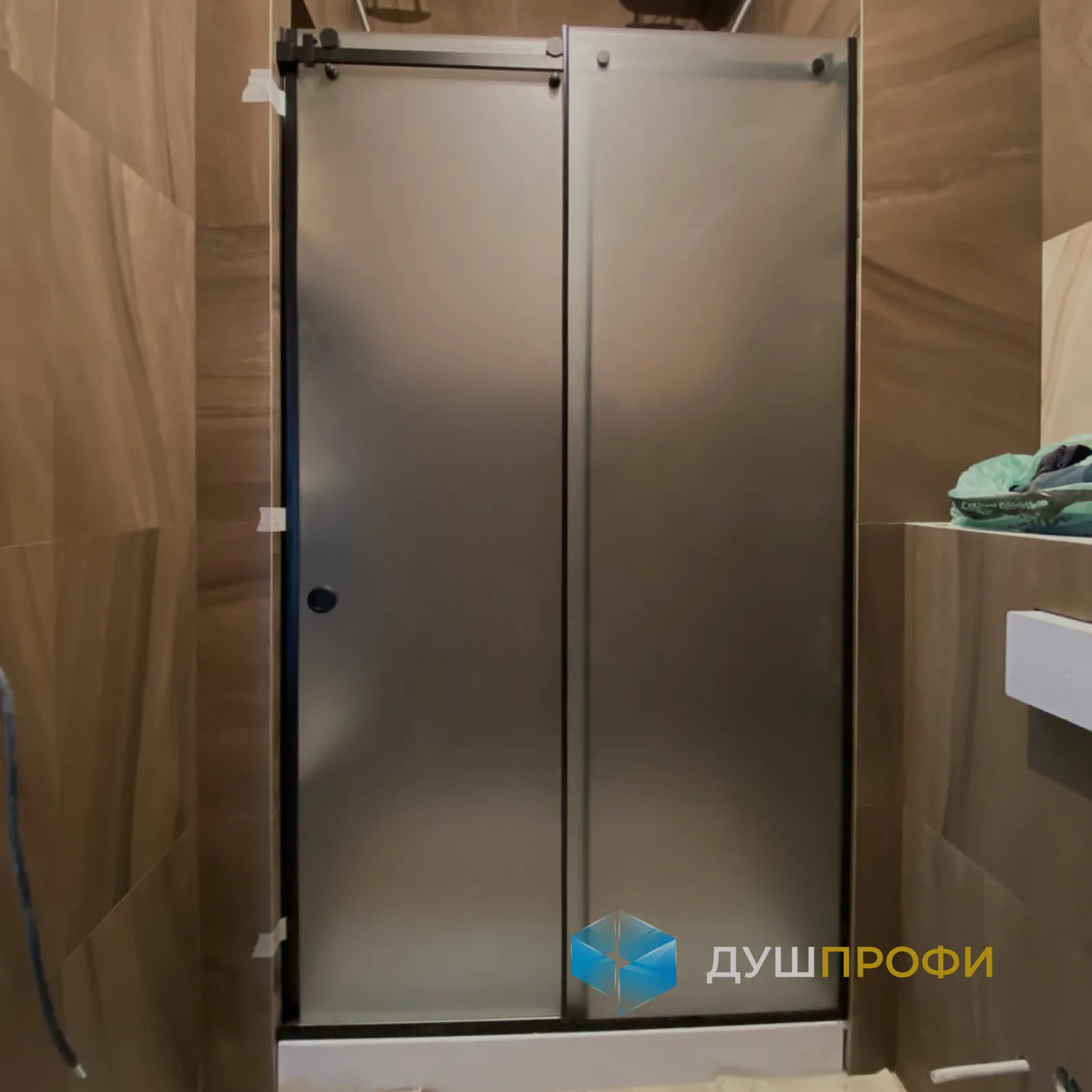 Раздвижное душевое ограждение «Матовый контур» с двумя доборами Раздвижное душевое ограждение «Матовый контур» с двумя доборами