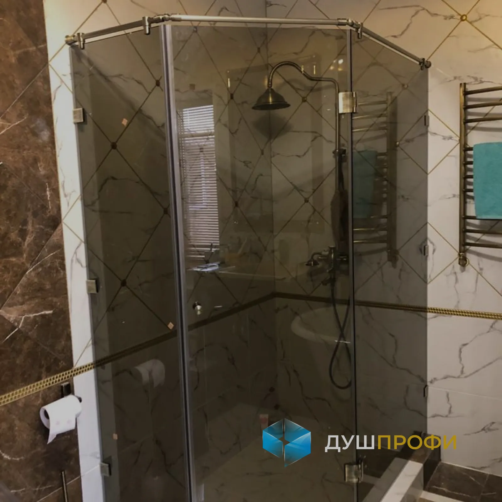 Пятиугольная душевая кабина «Бронзовая призма» Пятиугольная душевая кабина «Бронзовая призма»